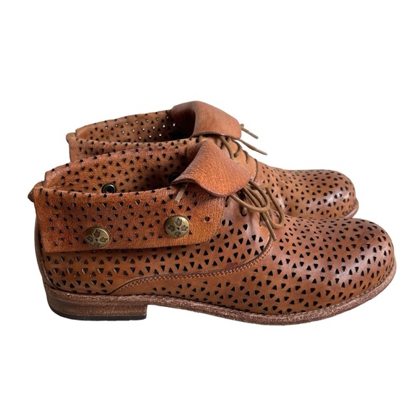 Patricia Nash Sabrina Perforated Ankle Booties Womens Size 7 Tan Foldover Cuffed - Picture 3 of 12